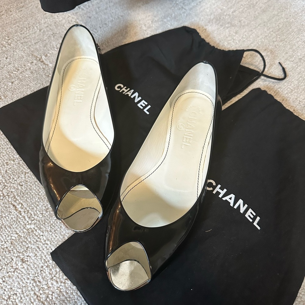 Chanel 38 Black Patent Leather Peep Toe Flats with silver plating - Picture 3 of 3